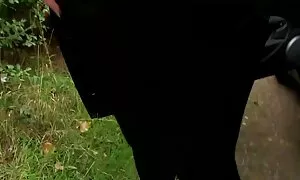 Tyttö itsetyydytys auttaa miehiä pois aikuisviihdettä ilmaiseksi jalkapallo.