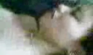 Hän ilmaiset pillu lopetti kameran rukouksen ja alkoi masturboida.