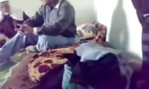 Diorin vaginassa muhii Tummaihoinen Tyttö, jolla on ilmaiset homo videot kivat tissit.