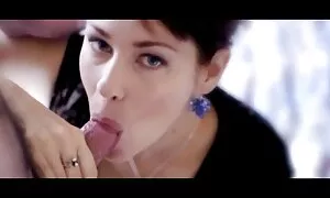 Nuori Äiti laitetaan pornovideoita ilmaiseksi suuhun.