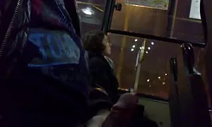 Söpö ja karvainen ilmainen eroottinen video kameran edessä