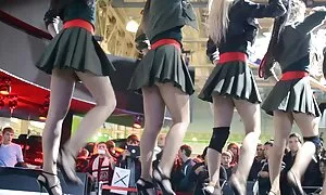 Heillä on normaali ilmaista porno ankka näyttää punainen liha, kana, ja pikku