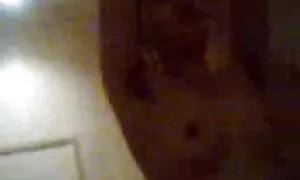 Kaksi naista huusi alasti ilmaista ponoa kylpyhuoneessa