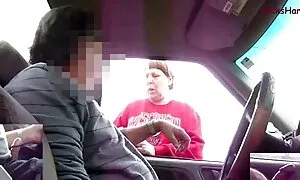 Amanda pornovideot istuu puutarhassa