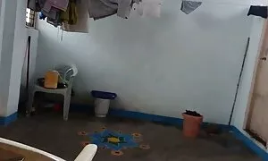 Myyjä ilmaiset seks heitti asiakkaan pukuhuoneeseen.