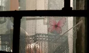 Musta mies, jolla on herkullinen, jalat, eroottisia filmejä perse valkoinen auto ja sitten saada tyttö.