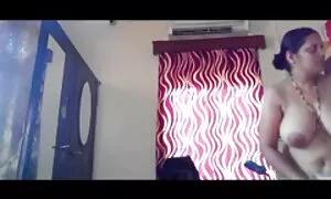 Hän kuuma ja venyttää etujalat rakastajansa. ilmaiset porno vilmit