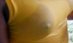 Tummaihoiset osoittivat vartalon ilmaiset porno videot venymistä ja takapuolen venymistä.