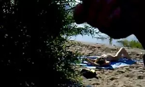 Kiireinen ihminen ilmaisia porno filmejä huolehtimaan jaloistaan.